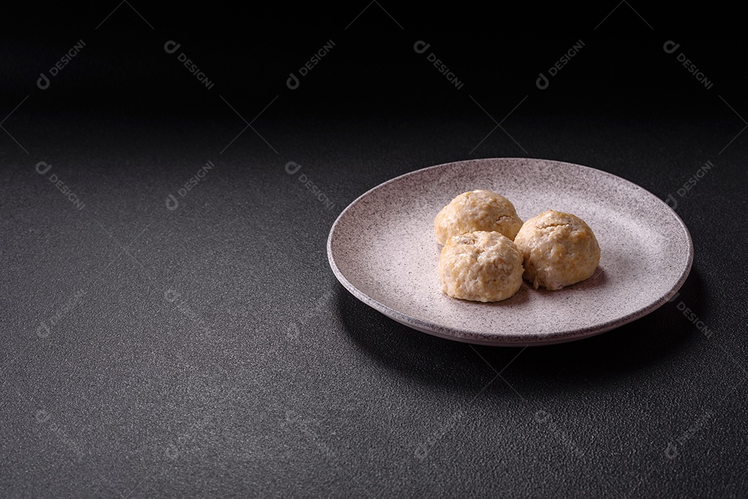 A imagem mostra almôndegas, que são bolinhas de carne moída, geralmente de boi ou porco, temperadas