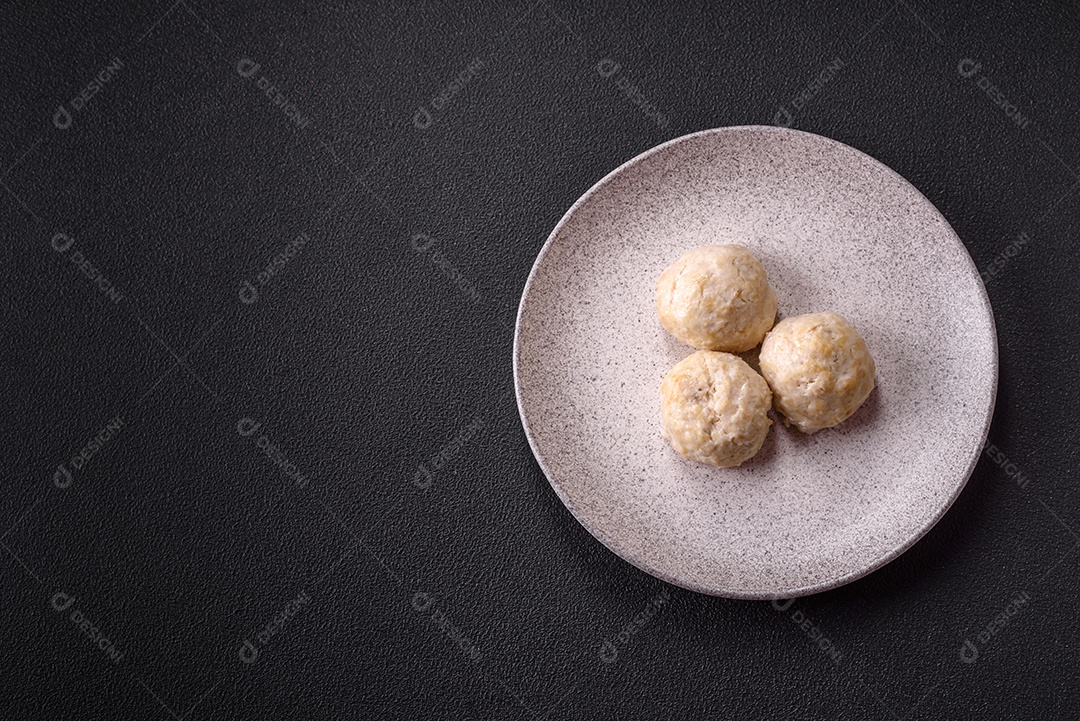 A imagem mostra almôndegas, que são bolinhas de carne moída, geralmente de boi ou porco, temperadas