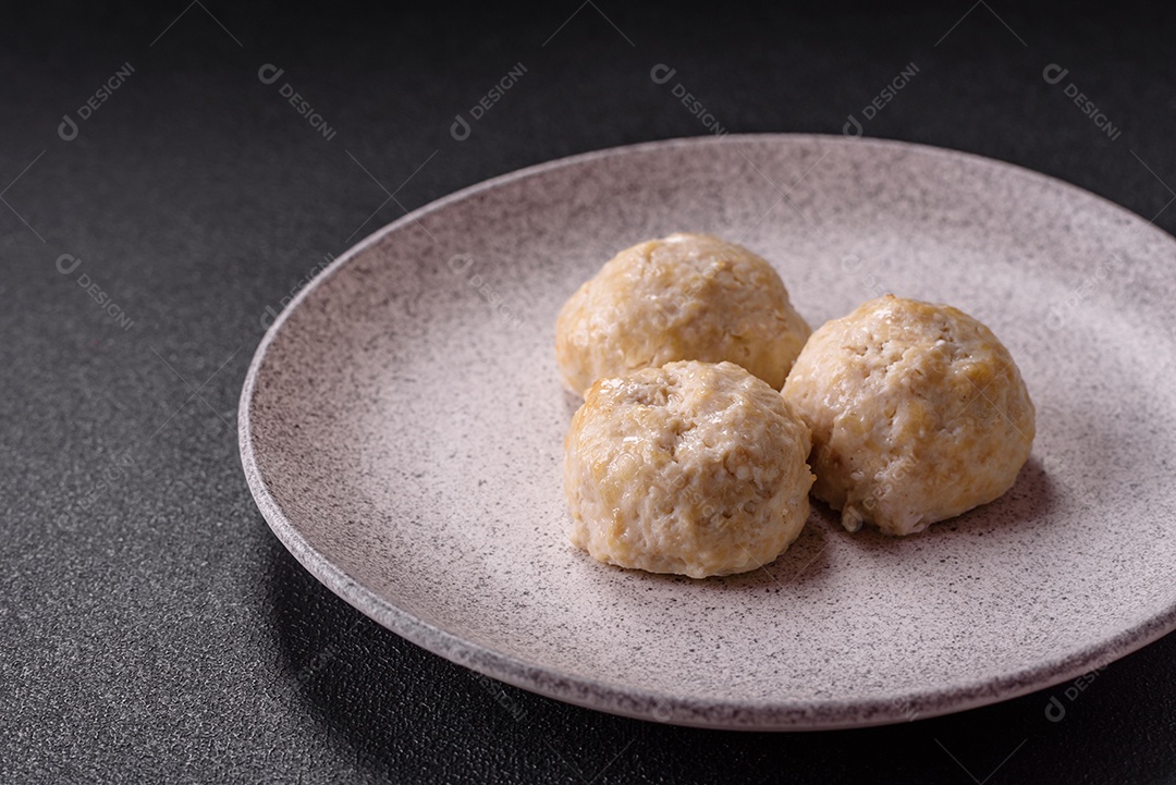 A imagem mostra almôndegas, que são bolinhas de carne moída, geralmente de boi ou porco, temperadas