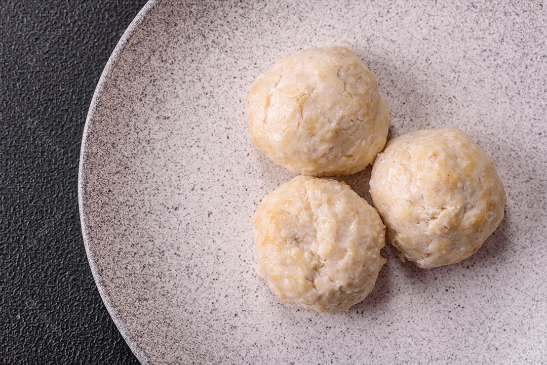 A imagem mostra almôndegas, que são bolinhas de carne moída, geralmente de boi ou porco, temperadas