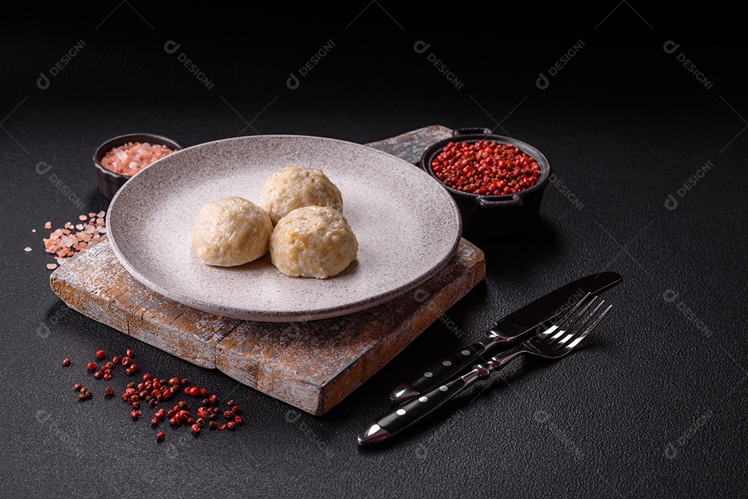 A imagem mostra almôndegas, que são bolinhas de carne moída, geralmente de boi ou porco, temperadas