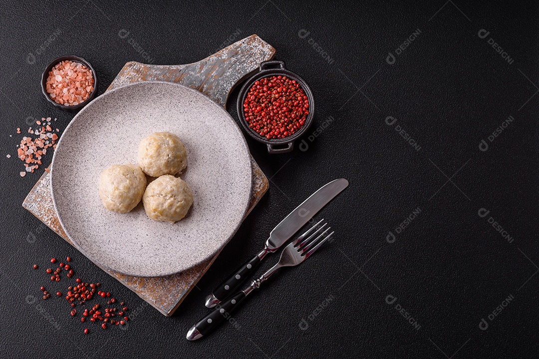 A imagem mostra almôndegas, que são bolinhas de carne moída, geralmente de boi ou porco, temperadas