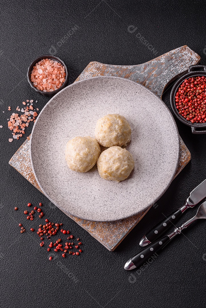 A imagem mostra almôndegas, que são bolinhas de carne moída, geralmente de boi ou porco, temperadas