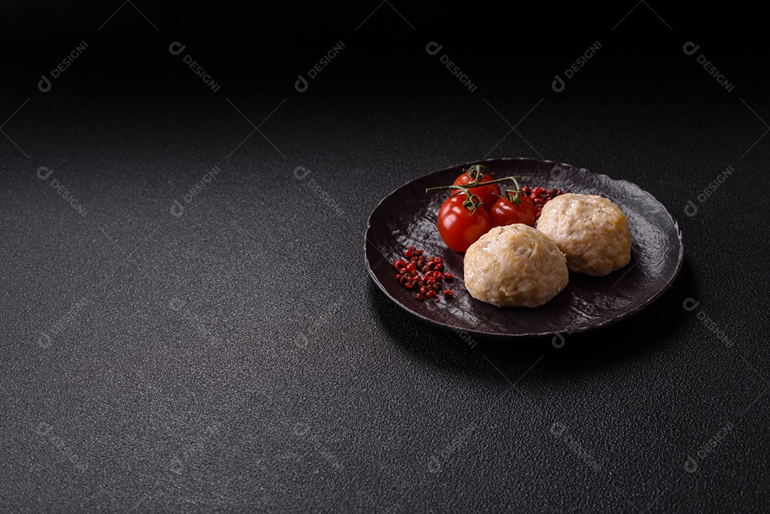 A imagem mostra almôndegas, que são bolinhas de carne moída, geralmente de boi ou porco, temperadas