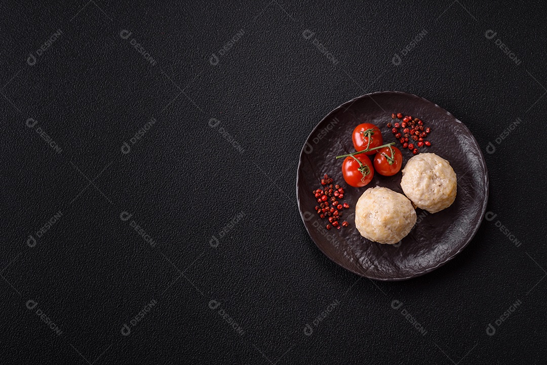 A imagem mostra almôndegas, que são bolinhas de carne moída, geralmente de boi ou porco, temperadas