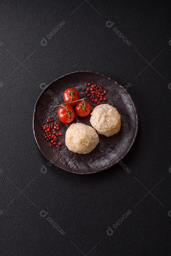 A imagem mostra almôndegas, que são bolinhas de carne moída, geralmente de boi ou porco, temperadas