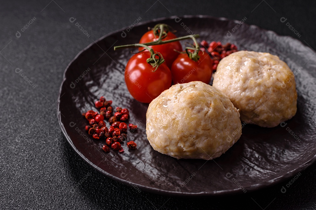A imagem mostra almôndegas, que são bolinhas de carne moída, geralmente de boi ou porco, temperadas