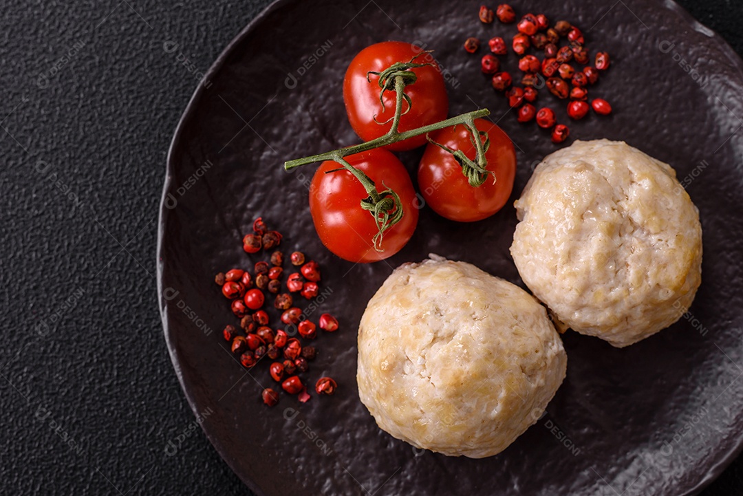 A imagem mostra almôndegas, que são bolinhas de carne moída, geralmente de boi ou porco, temperadas