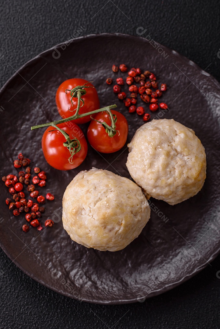 A imagem mostra almôndegas, que são bolinhas de carne moída, geralmente de boi ou porco, temperadas