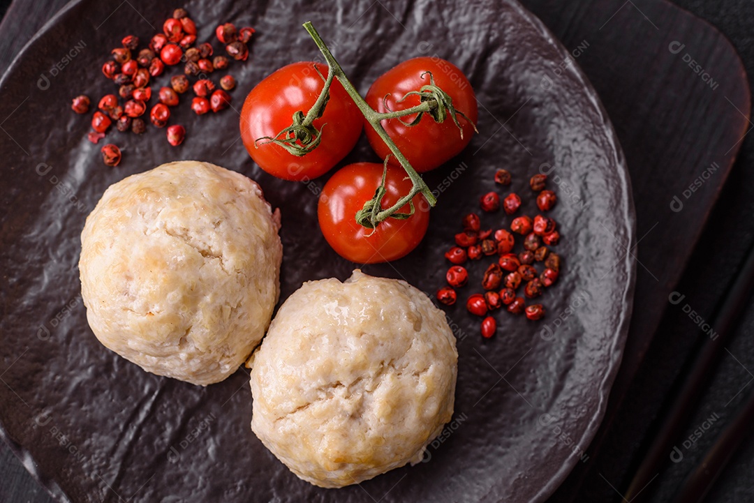 A imagem mostra almôndegas, que são bolinhas de carne moída, geralmente de boi ou porco, temperadas