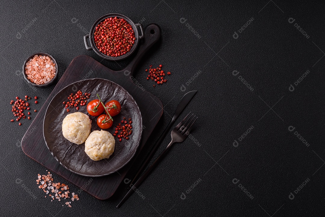 A imagem mostra almôndegas, que são bolinhas de carne moída, geralmente de boi ou porco, temperadas