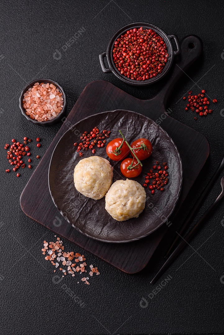 A imagem mostra almôndegas, que são bolinhas de carne moída, geralmente de boi ou porco, temperadas