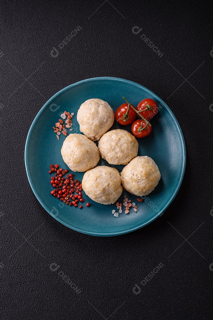 A imagem mostra almôndegas, que são bolinhas de carne moída, geralmente de boi ou porco, temperadas