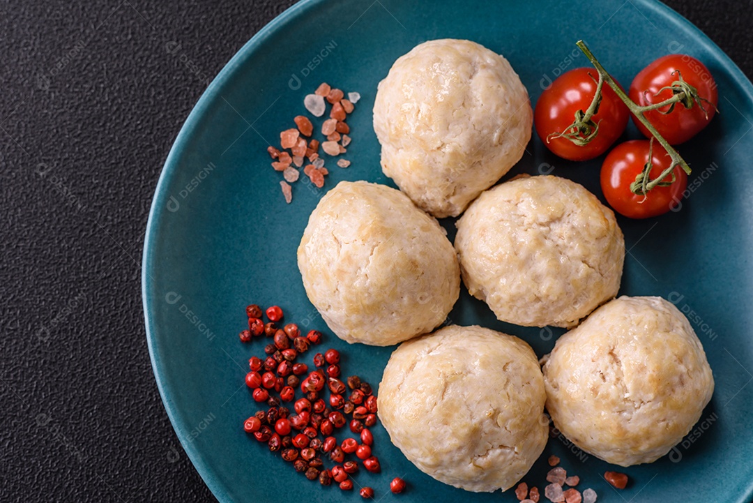 A imagem mostra almôndegas, que são bolinhas de carne moída, geralmente de boi ou porco, temperadas