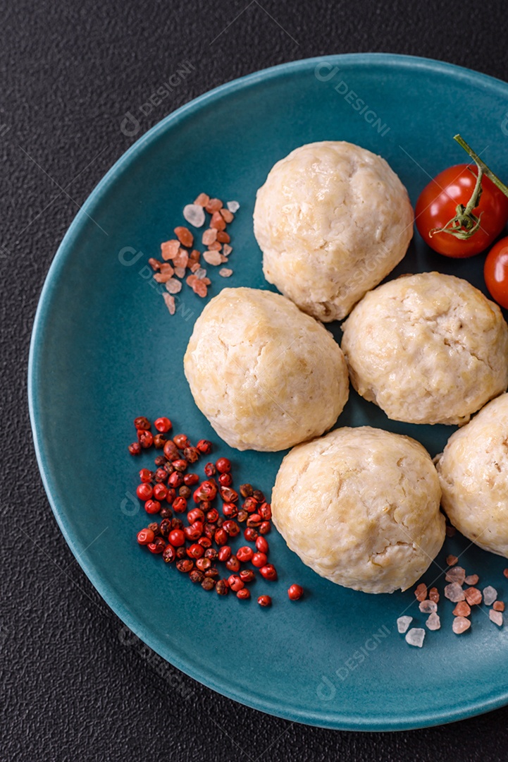 A imagem mostra almôndegas, que são bolinhas de carne moída, geralmente de boi ou porco, temperadas