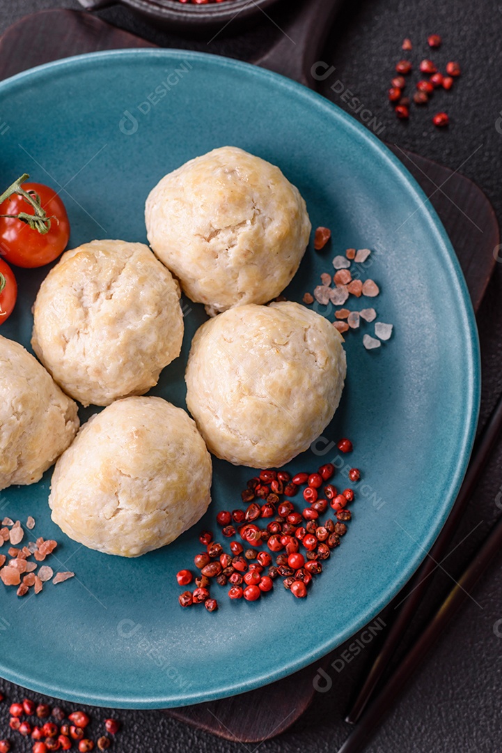 A imagem mostra almôndegas, que são bolinhas de carne moída, geralmente de boi ou porco, temperadas