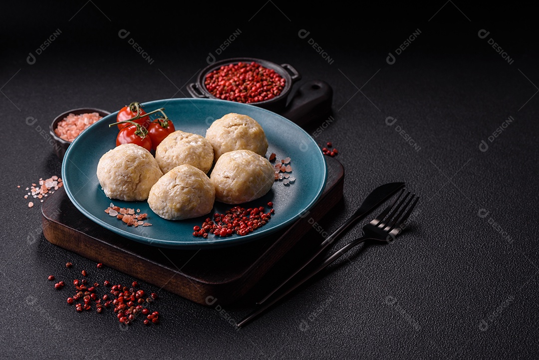 A imagem mostra almôndegas, que são bolinhas de carne moída, geralmente de boi ou porco, temperadas
