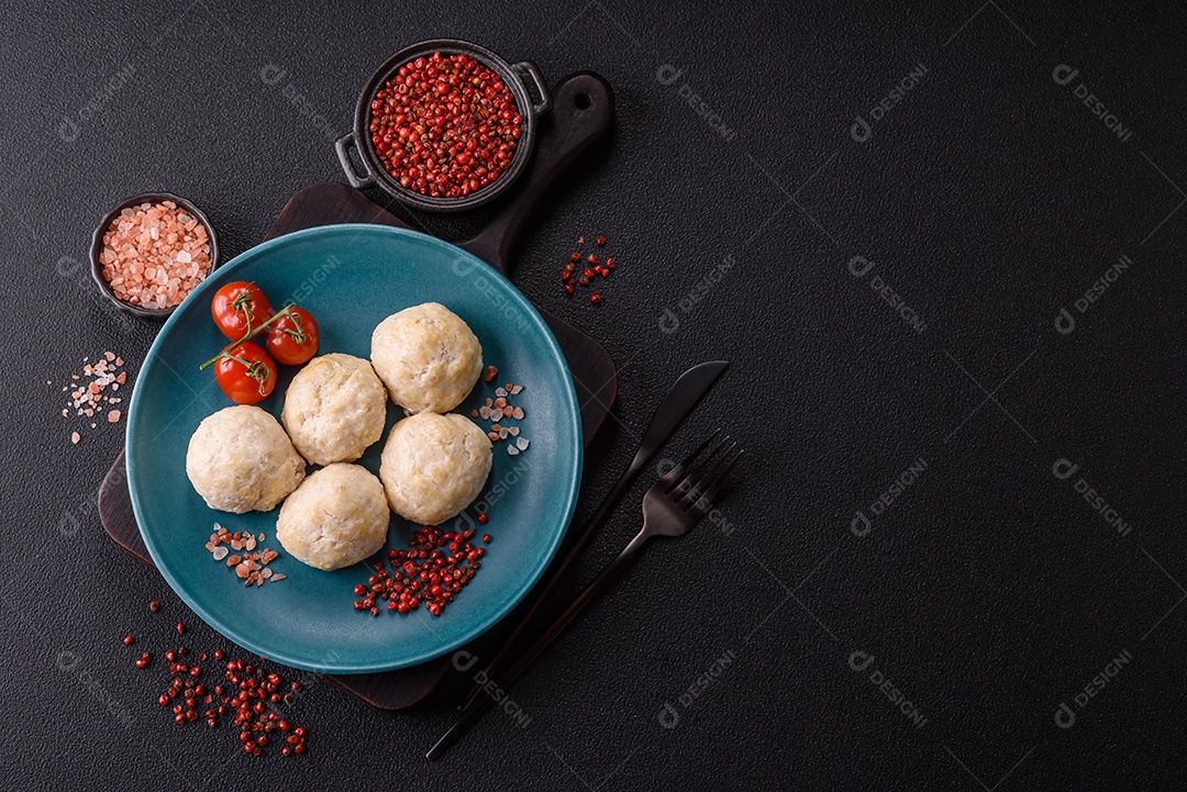 A imagem mostra almôndegas, que são bolinhas de carne moída, geralmente de boi ou porco, temperadas