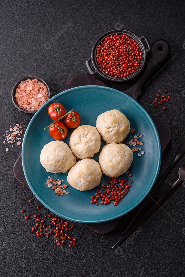 A imagem mostra almôndegas, que são bolinhas de carne moída, geralmente de boi ou porco, temperadas