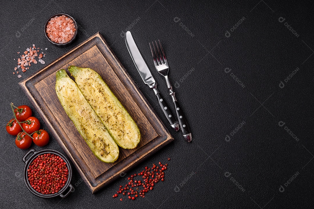 A imagem mostra uma abobrinha italiana assada ou grelhada, servida em um prato com tomate cereja e temperos