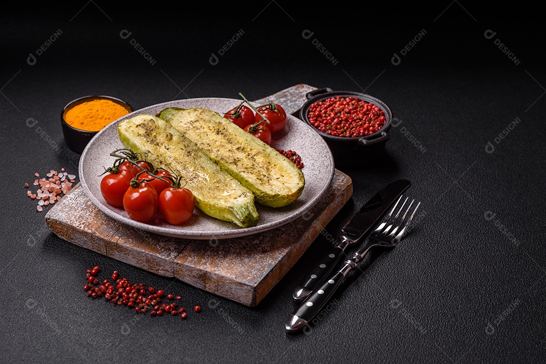 A imagem mostra uma abobrinha italiana assada ou grelhada, servida em um prato com tomate cereja e temperos