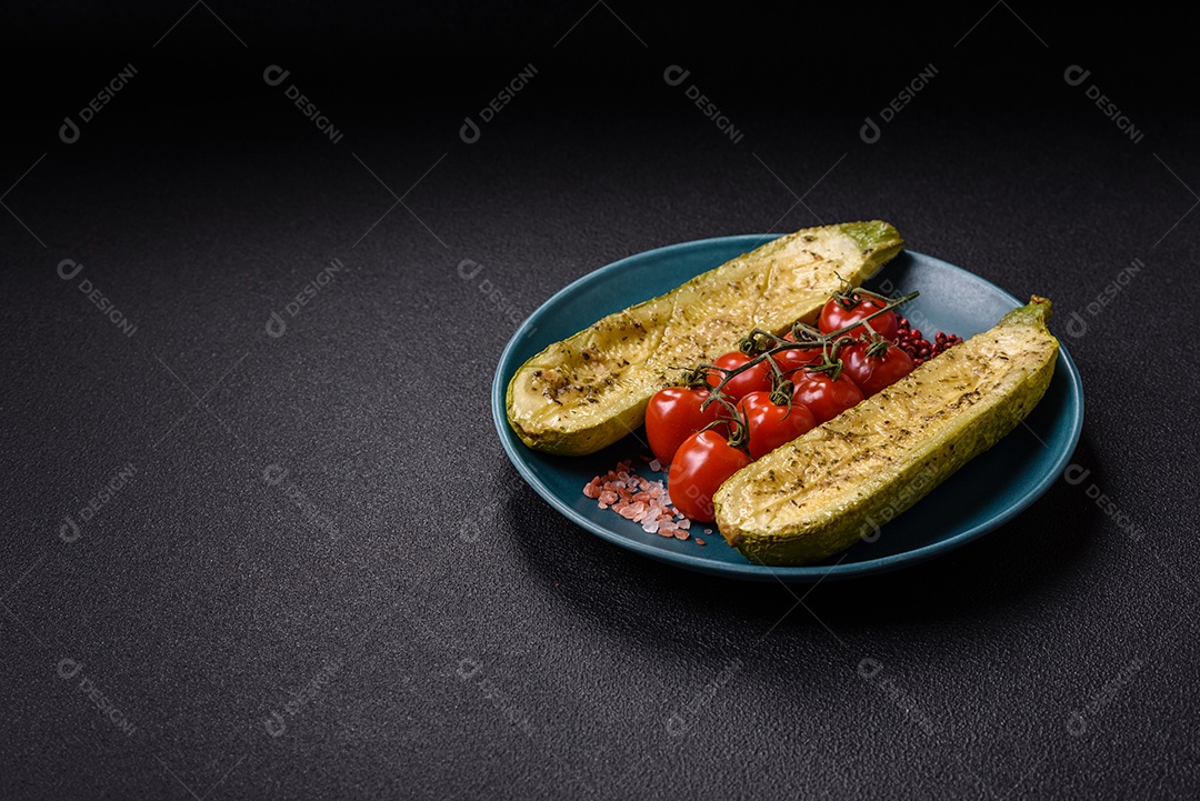 A imagem mostra uma abobrinha italiana assada ou grelhada, servida em um prato com tomate cereja e temperos