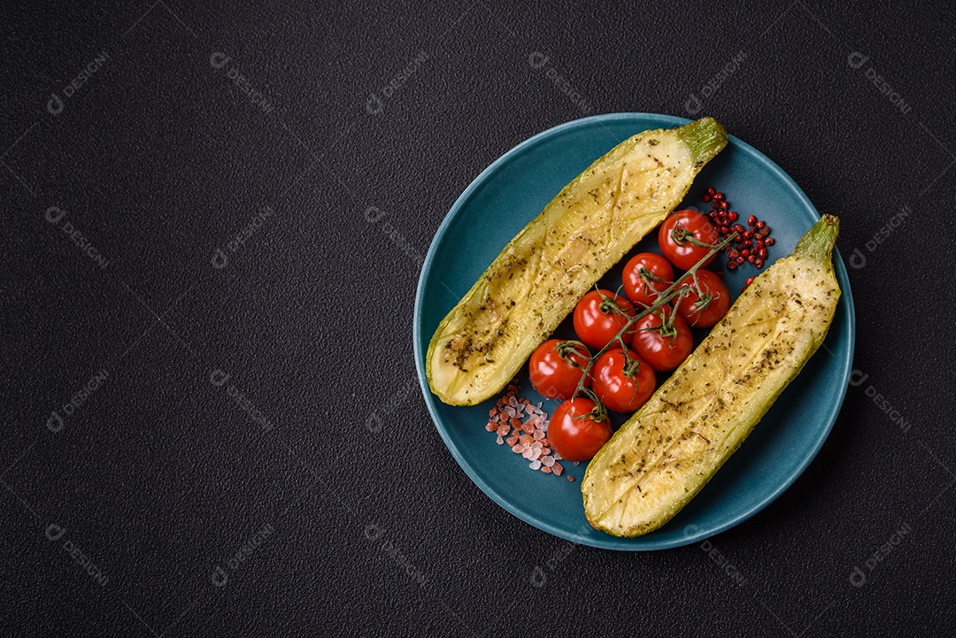 A imagem mostra uma abobrinha italiana assada ou grelhada, servida em um prato com tomate cereja e temperos