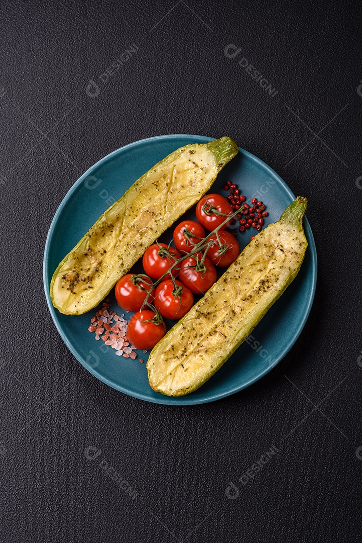 A imagem mostra uma abobrinha italiana assada ou grelhada, servida em um prato com tomate cereja e temperos