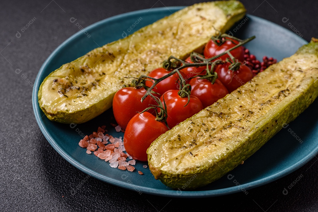 A imagem mostra uma abobrinha italiana assada ou grelhada, servida em um prato com tomate cereja e temperos