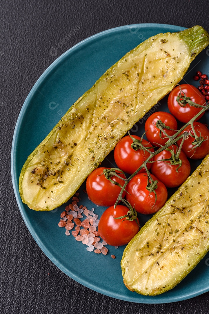 A imagem mostra uma abobrinha italiana assada ou grelhada, servida em um prato com tomate cereja e temperos
