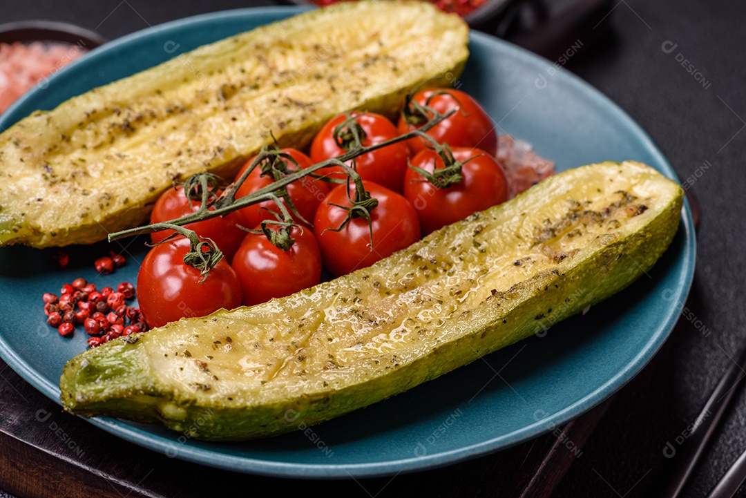 A imagem mostra uma abobrinha italiana assada ou grelhada, servida em um prato com tomate cereja e temperos