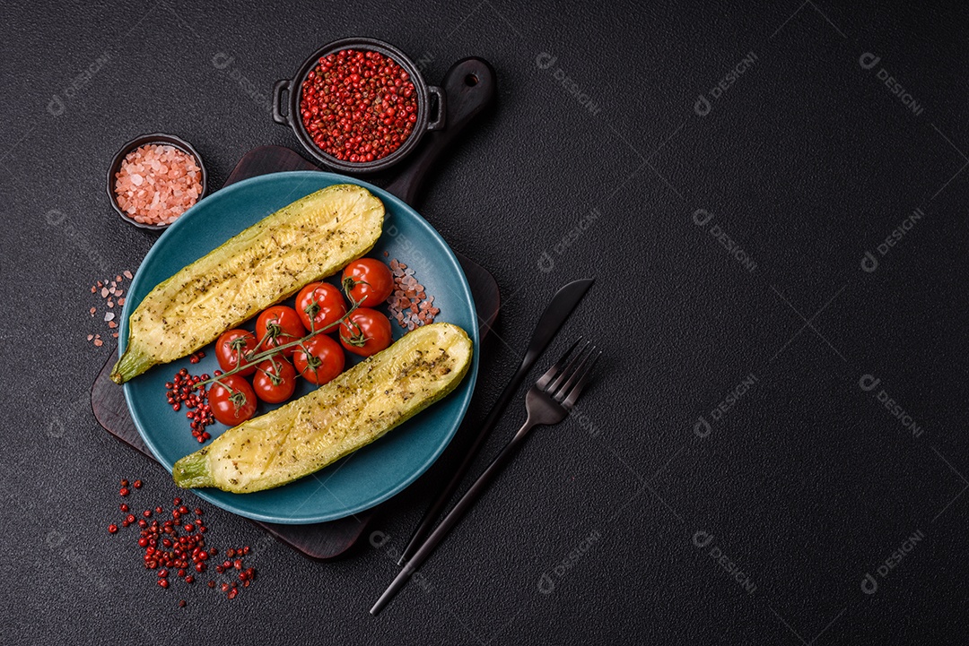 A imagem mostra uma abobrinha italiana assada ou grelhada, servida em um prato com tomate cereja e temperos