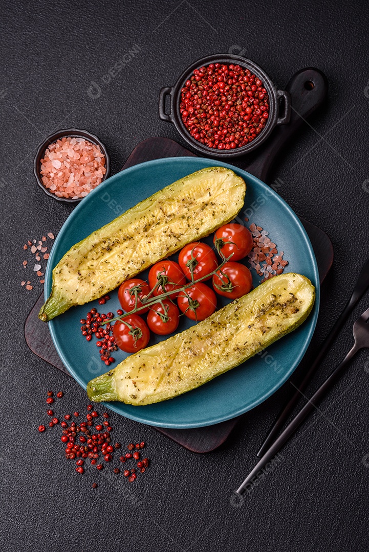 A imagem mostra uma abobrinha italiana assada ou grelhada, servida em um prato com tomate cereja e temperos