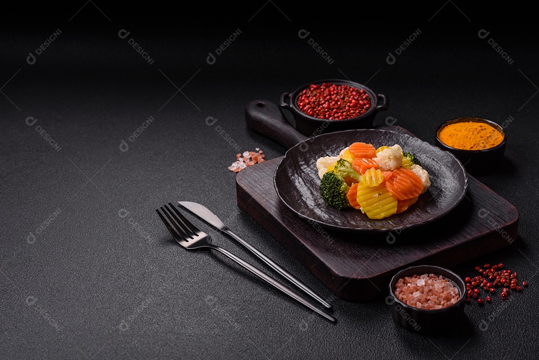 A imagem mostra uma mistura de vegetais congelados, como rodelas de cenoura e brócolis.