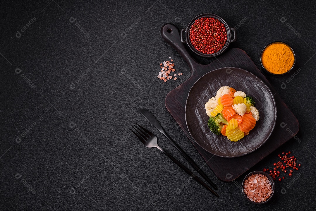 A imagem mostra uma mistura de vegetais congelados, como rodelas de cenoura e brócolis.