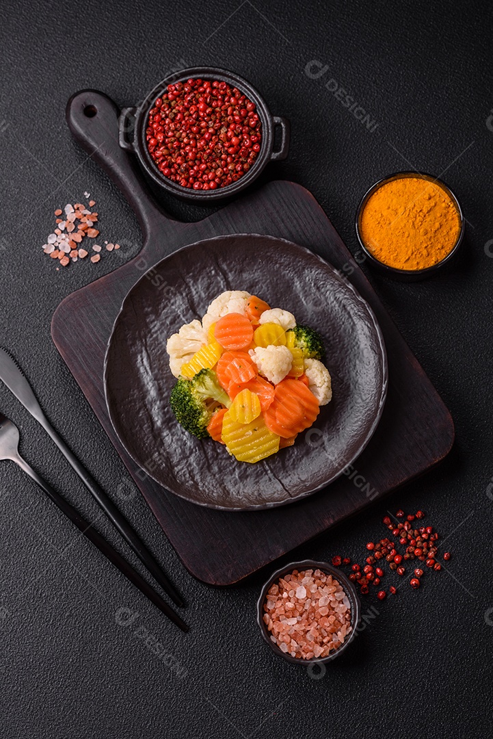 A imagem mostra uma mistura de vegetais congelados, como rodelas de cenoura e brócolis.