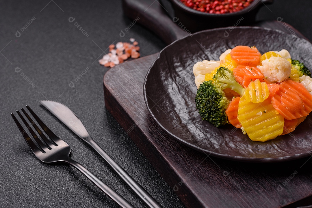 A imagem mostra uma mistura de vegetais congelados, como rodelas de cenoura e brócolis.