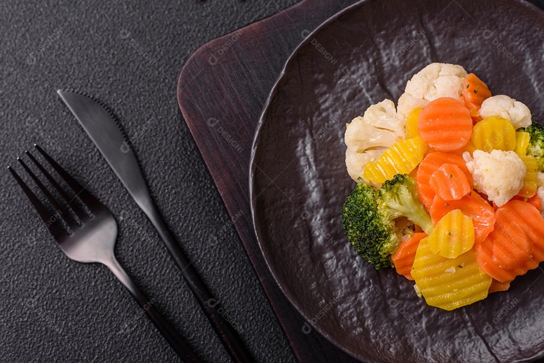 A imagem mostra uma mistura de vegetais congelados, como rodelas de cenoura e brócolis.