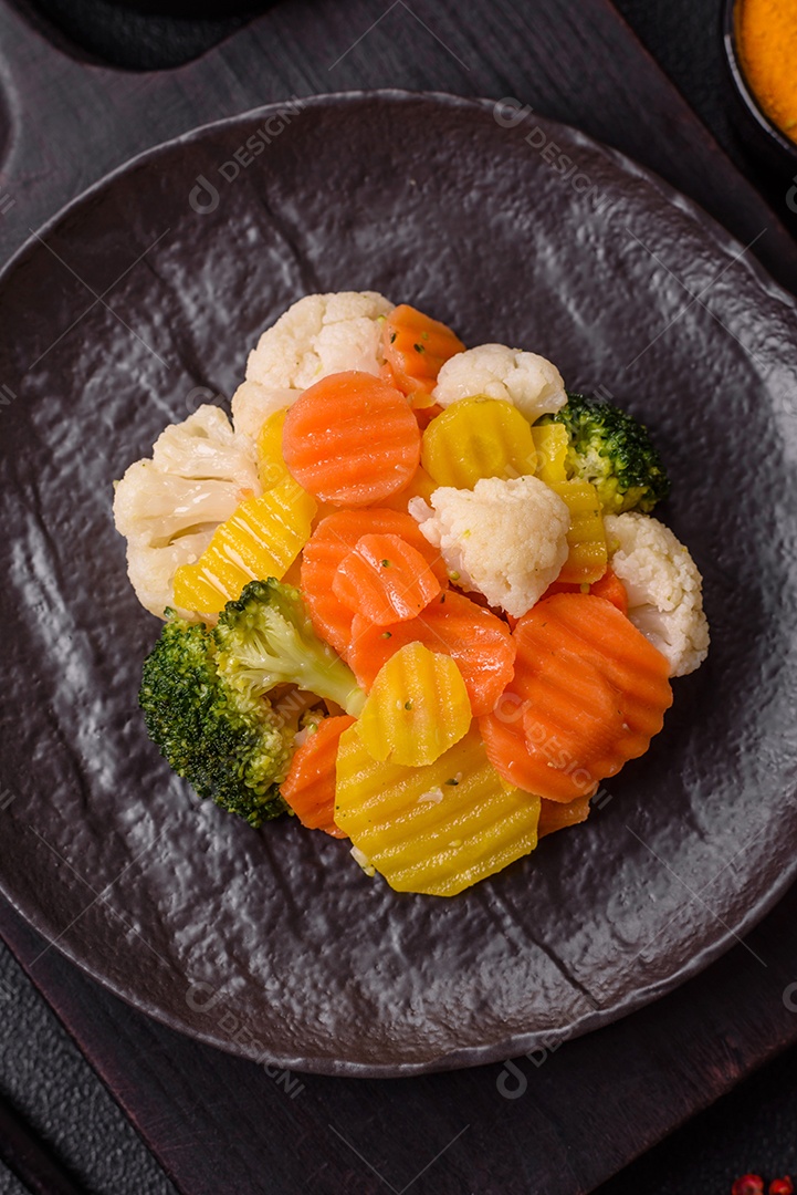 A imagem mostra uma mistura de vegetais congelados, como rodelas de cenoura e brócolis.