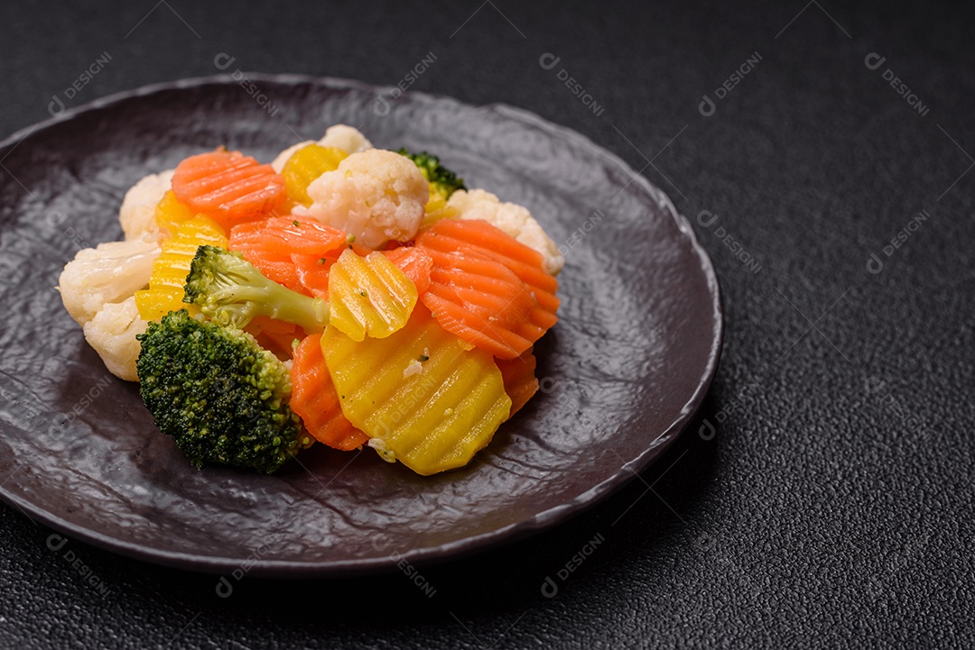 A imagem mostra uma mistura de vegetais congelados, como rodelas de cenoura e brócolis.