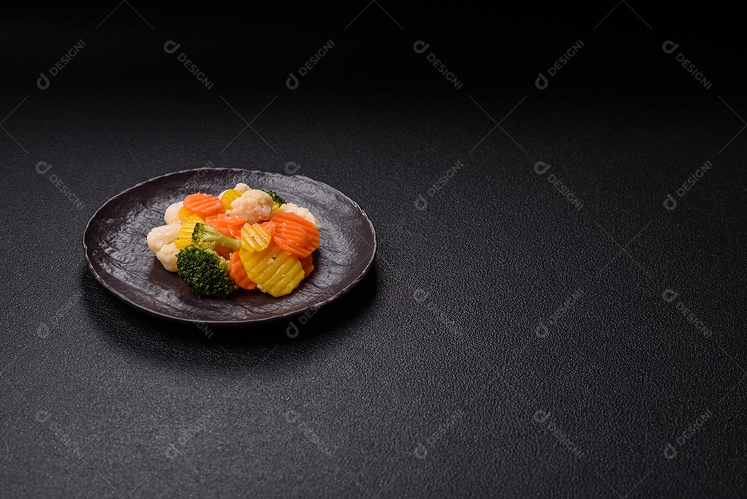 A imagem mostra uma mistura de vegetais congelados, como rodelas de cenoura e brócolis.