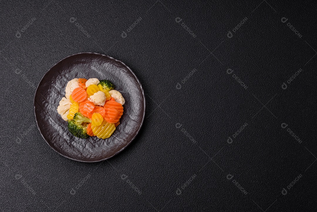 A imagem mostra uma mistura de vegetais congelados, como rodelas de cenoura e brócolis.