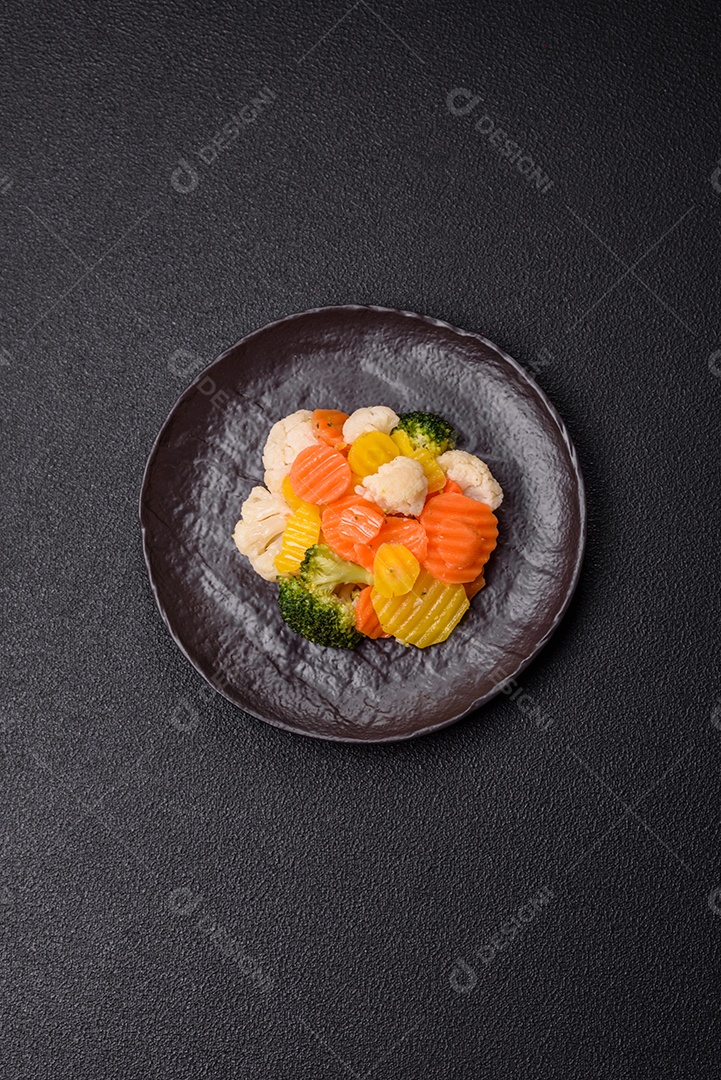 A imagem mostra uma mistura de vegetais congelados, como rodelas de cenoura e brócolis.