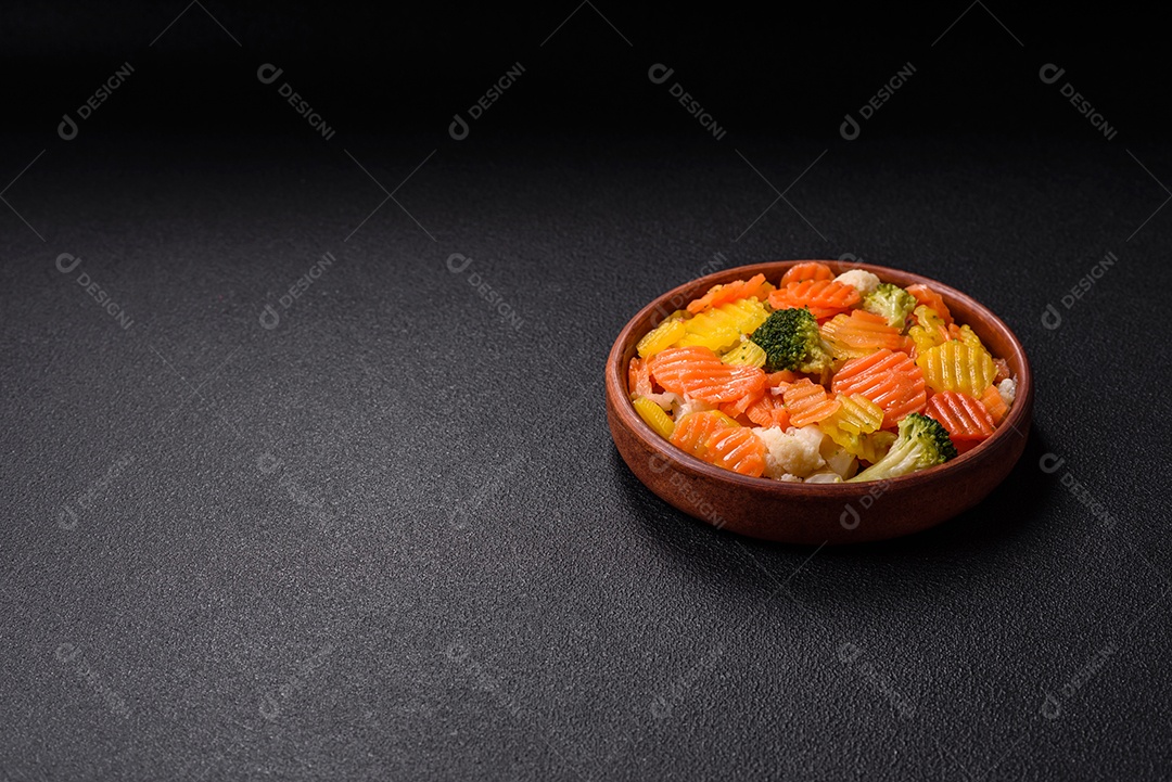 A imagem mostra uma mistura de vegetais congelados, como rodelas de cenoura e brócolis.