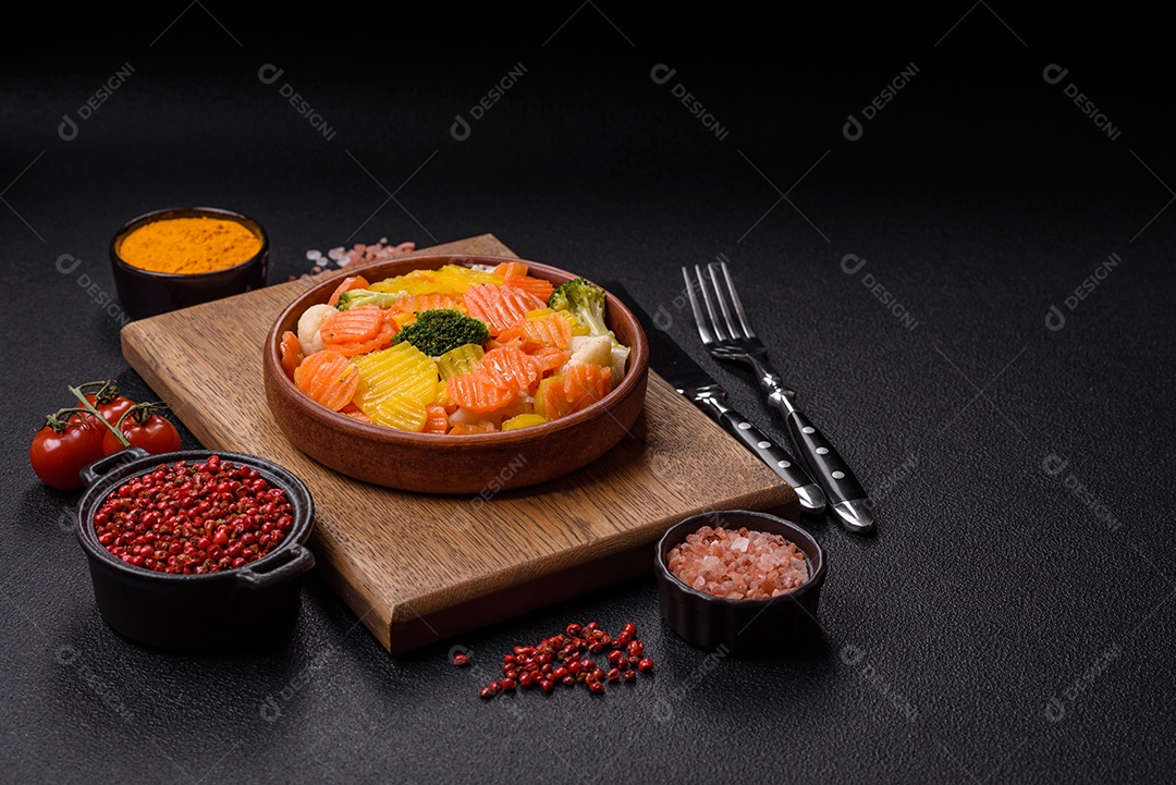 A imagem mostra uma mistura de vegetais congelados, como rodelas de cenoura e brócolis.