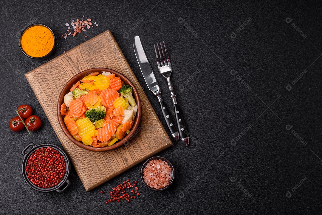 A imagem mostra uma mistura de vegetais congelados, como rodelas de cenoura e brócolis.