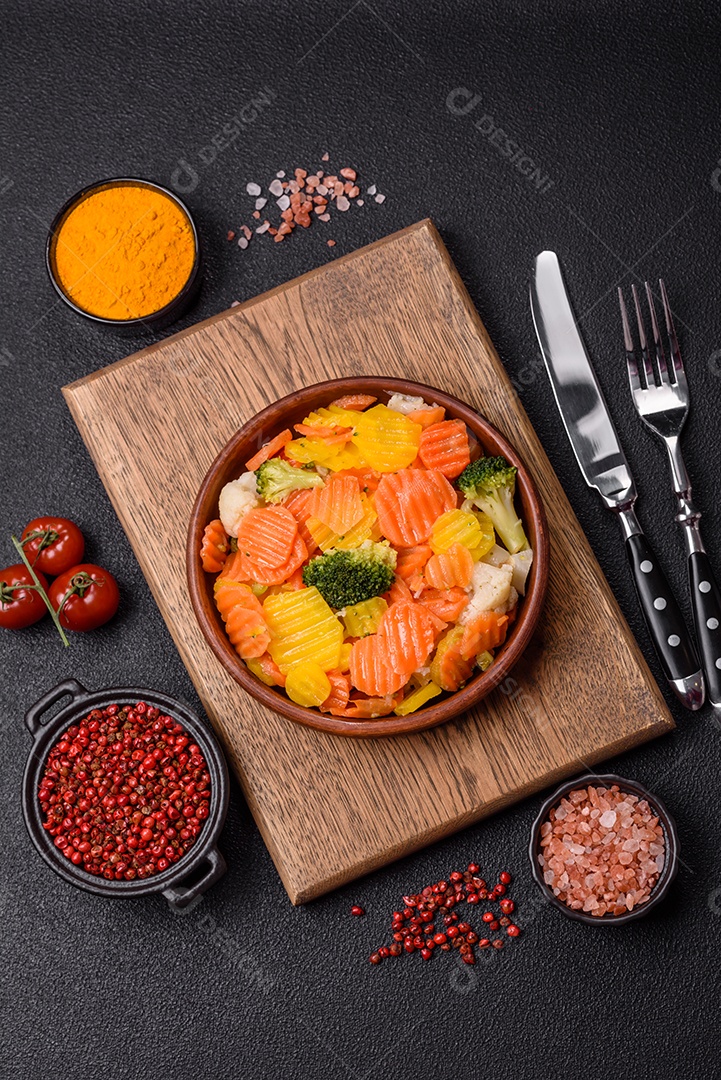 A imagem mostra uma mistura de vegetais congelados, como rodelas de cenoura e brócolis.