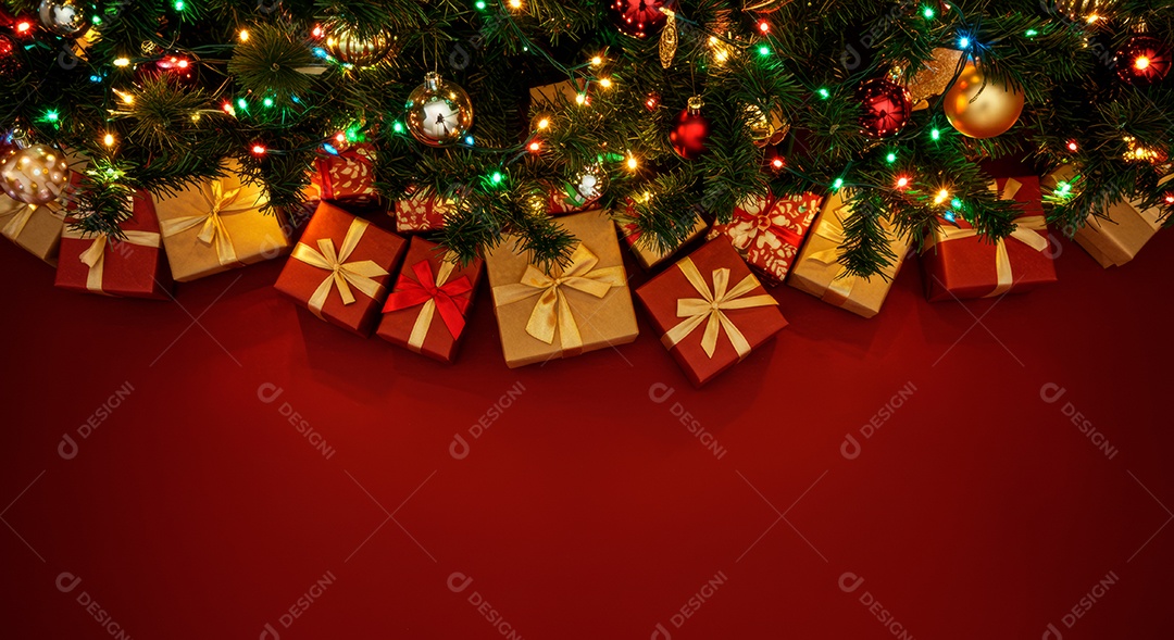 Cenário de Natal iluminado com enfeites.