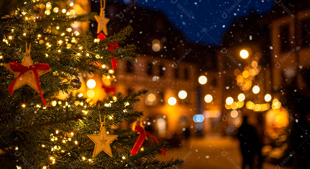 Cenário de Natal iluminado com enfeites.