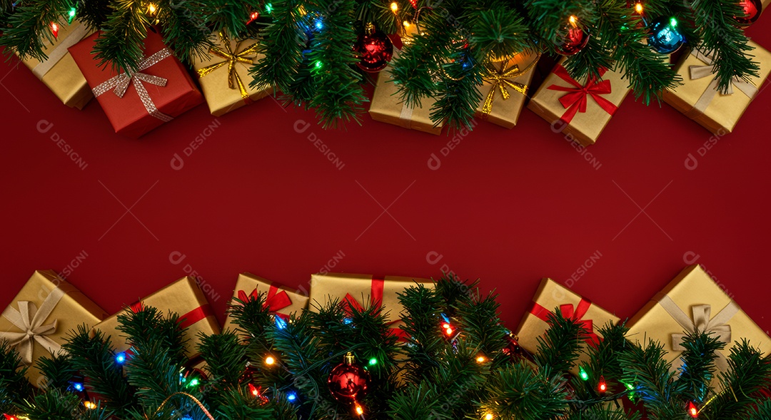 Cenário de Natal iluminado com enfeites.